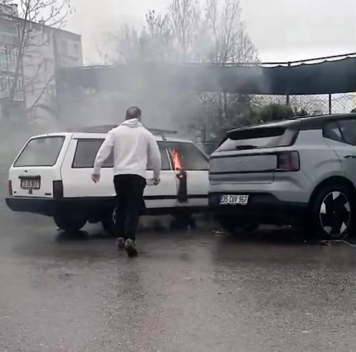 İzmir’de Park Halindeki Araca Yangın, Kurtarıldı!