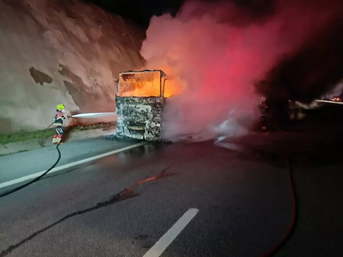 Balıkesir’de Otoyolda Tır Alev Alev Yandı!