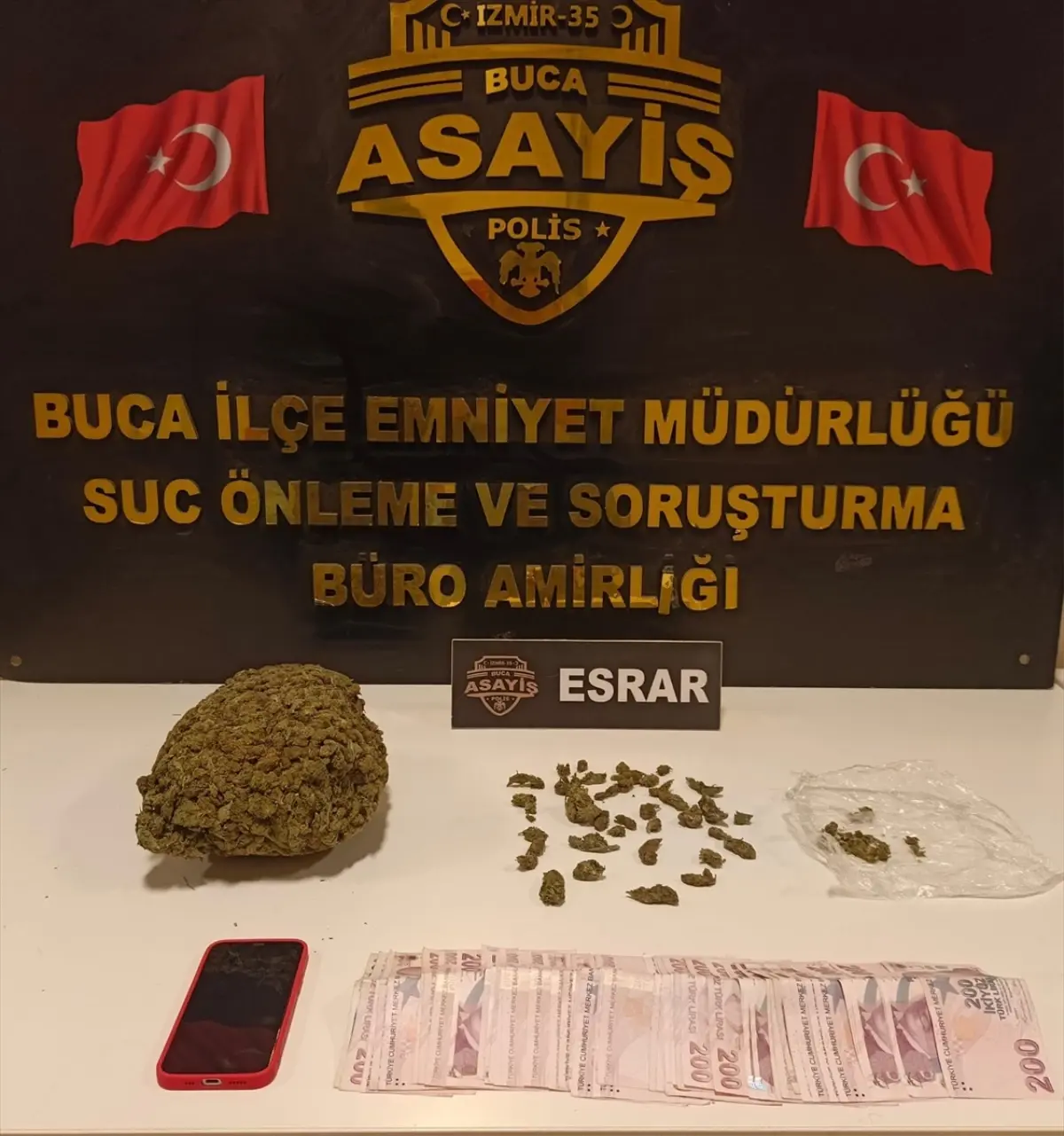 Buca’da Uyuşturucu Operasyonu: 1 Kilo Esrar ELE GEÇİRİLDİ!