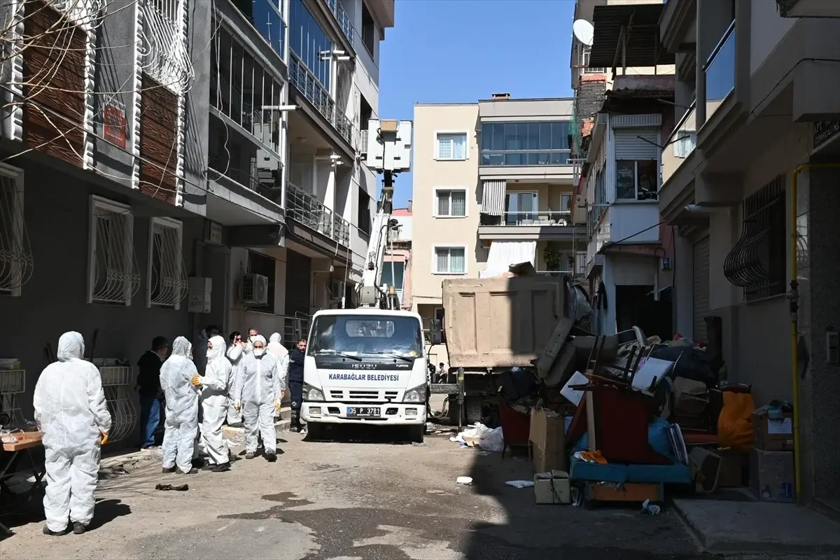 Karabağlar’da 2 Katlı Evden 12 Kamyon Çöp Çıktı!