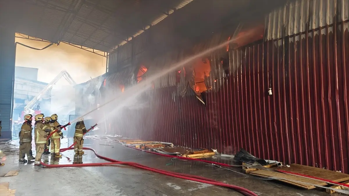 Karabağlar’da Korkutan Yangın: 4 Atölye Yandı!