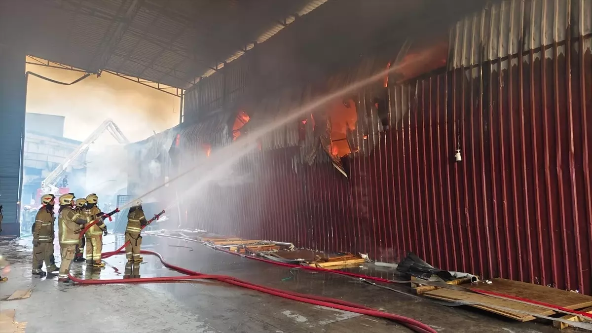 Karabağlar’da Atölyelerde Büyük Yangın Paniği!