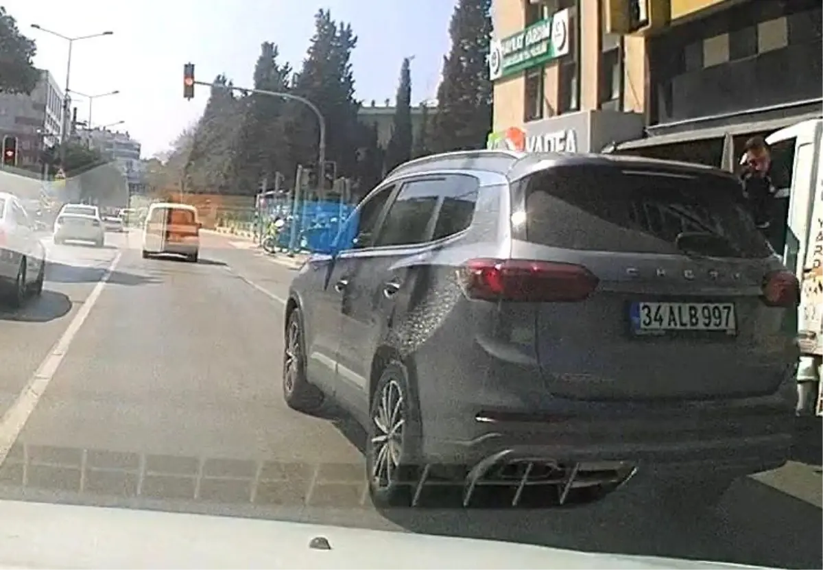 İzmir’de Kırmızı Işıkta Geçen Tehlikeli Sürücü!
