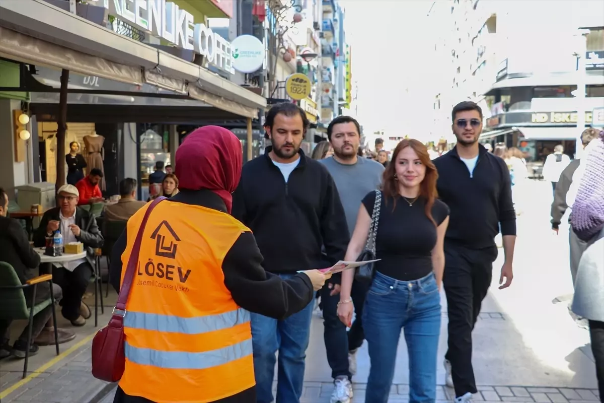 LÖSEV’den İzmir’de Farkındalık Yürüyüşü!