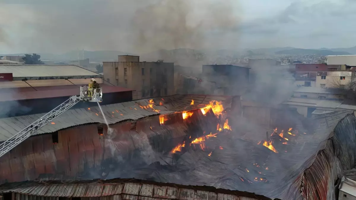 İzmir’de Dev Yangına 41 Araçla Müdahale!