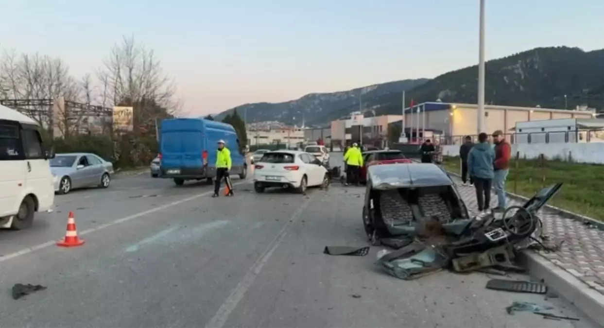 İzmir’de Zincirleme Trafik Kazası: 3 Yaralı!