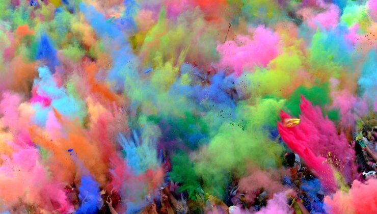 Holi Boya Satışı Yaz Sezonu Öncesi Patladı: Talep Rekor Seviyeye Ulaştı