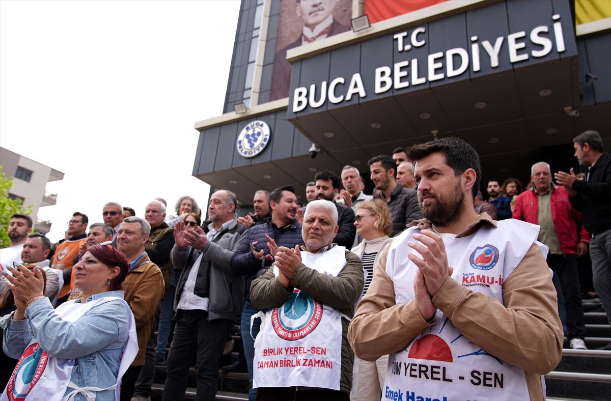İzmir’de Memurlar Alacakları İçin İş Bıraktı!