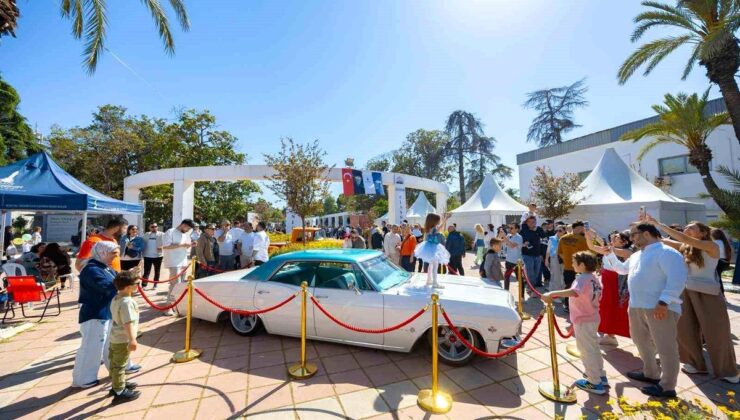 İzmir Klasik Otomobil Sergisi Ziyaretçileri Büyüledi!